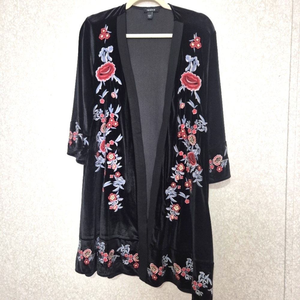 TORRID...NEW..Elegant Black Floral Embroidered Kimono..SIZE:00/0